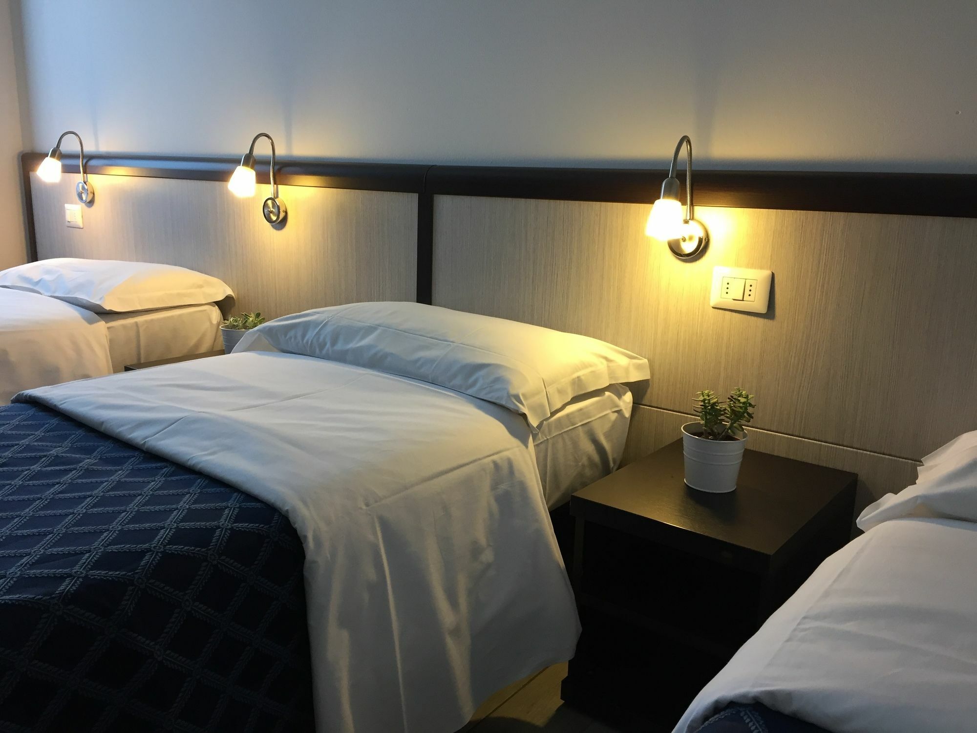 Av Hotel Milano Luaran gambar